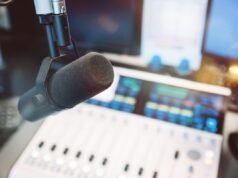 Warner Music resolve processo de direitos autorais com Eudio e assina acordo com plataforma de música AI