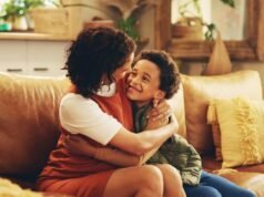 Filho de 5 anos começa a chorar na cama, o que diz à mãe é de partir o coração