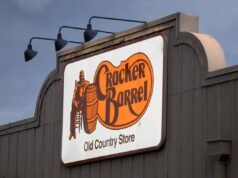 Após o desastre da reformulação da marca Cracker Barrel – acionistas apoiam CEO e demitem membro do conselho