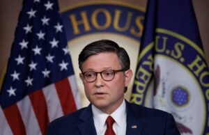 Mike Johnson planeja represálias para Epstein, arquiva desacato com mudança de regra de ‘alto limite’ ao Congresso: relatório