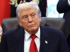 Apoiadores de Berkeley Charlie Kirk atacam %%page%% %%sep%% %%sitename%% Trump defende faculdades enquanto Berkeley vê apoiadores de Charlie Kirk atacarem