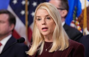 Ty Cobb pede demissão de Pam Bondi por causa do caso Comey