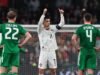 Torcedores irlandeses zombam de Cristiano Ronaldo após receber cartão vermelho nas eliminatórias da Copa do Mundo