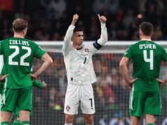 Torcedores irlandeses zombam de Cristiano Ronaldo após receber cartão vermelho nas eliminatórias da Copa do Mundo