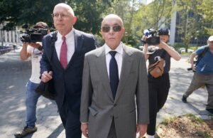 O ex-proprietário do Tottenham Hotspur, Joe Lewis, foi oficialmente perdoado por Donald Trump