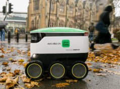 Uber Eats usa robô de calçada Starship para entregar comida no Reino Unido