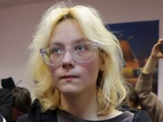 Adolescente russo pega mais 13 dias de prisão por cantar músicas anti-Kremlin