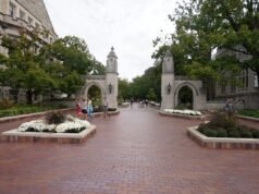 Professor de Indiana expulso da aula por gráfico de supremacia branca que incluía o slogan MAGA