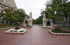 Professor de Indiana expulso da aula por gráfico de supremacia branca que incluía o slogan MAGA