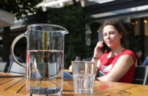 A cidade do Colorado está tão desesperada para economizar água que exige que os restaurantes só atendam os clientes mediante solicitação.