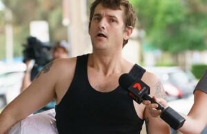 John Torney sai furioso depois de ouvir que será processado pela morte de Emma Bates