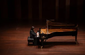 O lendário pianista Eliso Virsaladze toca Chopin com coração, calor e energia