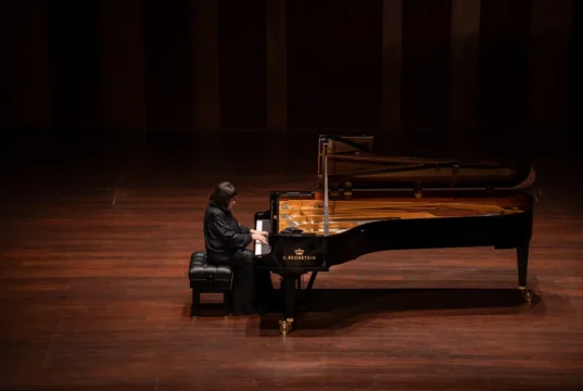 O lendário pianista Eliso Virsaladze toca Chopin com coração, calor e energia