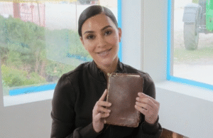 Kim Kardashian pagou US$ 80 mil pela Bíblia que o pai deu a OJ Simpson