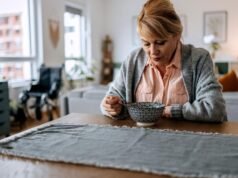 Pesquisa da Universidade Flinders mostra que comer sozinho pode aumentar os riscos à saúde de adultos mais velhos