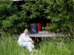 A designer de Singapura Debbie Teo cria bolsas luxuosas e silenciosas no interior da Alemanha