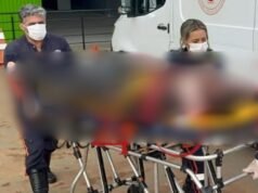 Os trabalhadores ficam chocados, caem do andaime e um dos hectares morre