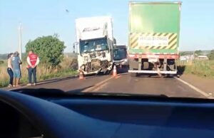 Grave acidente entre carro e caminhão deixa um morto na MS-164