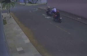 Vídeo: Homem rouba motocicleta e é agredido por testemunhas após perseguição em Uberlândia