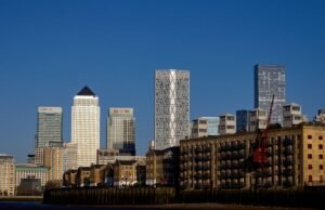 FTSE 100 termina semana em alta apesar das más notícias económicas