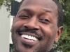 Antonio Brown é visto fora da prisão após pagar fiança