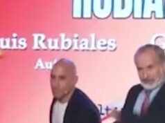 O ex-técnico do futebol espanhol deu o ovo no lançamento do livro