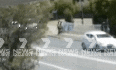 Cabeça de menina de 4 anos ferida após ser atropelada por motocicleta que fugia da polícia em Dharruk, oeste de Sydney