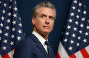 O governador Newsom silencia sobre as violentas interrupções e prisões da TPUSA em Berkeley