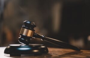 O fundador de uma mercearia mórmon processou seu marido polígamo porque ele prestava muita atenção às esposas de suas irmãs