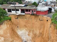 Cratera avança em Manaus e moradores saem de casa