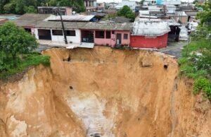 Cratera avança em Manaus e moradores saem de casa