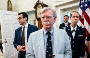 Juiz está pressionando advogados para desacelerar o caso de documentos confidenciais de Bolton