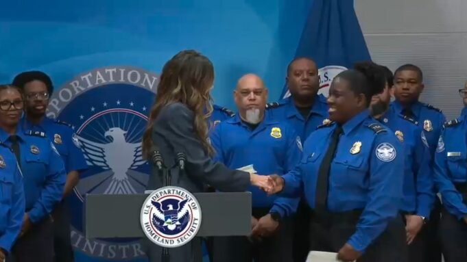 kristi-noem-hands-out-checks-to-tsa-officers-002.jpg
