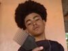 Adolescente negro de AC promove cuidados com cabelos crespos nas redes sociais: ‘Autoestima melhorou’