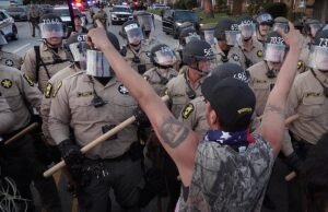 Moody analisa novo projeto de lei de penalidades para proteger os oficiais federais de imigração