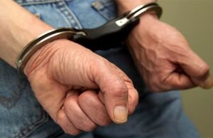 Filho é preso após ameaçar matar a mãe e ‘beber o sangue dela’ na manhã, diz a polícia