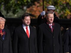 Trump deposita uma coroa de flores no Túmulo do Soldado Desconhecido no Cemitério Nacional de Arlington no Dia dos Veteranos