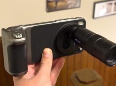 Um telefone celular que pode ser usado como uma câmera digital compacta removendo a lente