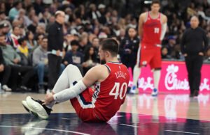 Clippers C Ivica Zubac perderá várias semanas devido a uma torção no tornozelo após perder a vitória sobre o Lakers