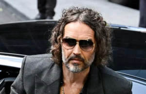 Polícia britânica diz que o comediante Russell Brand será acusado de mais dois crimes sexuais