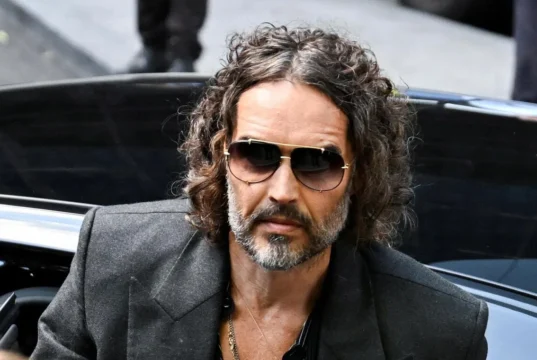 Polícia britânica diz que o comediante Russell Brand será acusado de mais dois crimes sexuais