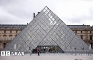 Vazamento de água no Louvre danifica centenas de livros