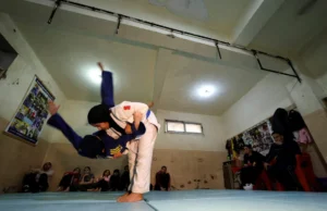 Um clube que alimenta o sonho da luta olímpica feminina egípcia em um pequeno salão longe do Cairo