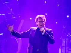 Cantor norte-americano Barry Manilow anuncia diagnóstico de câncer de pulmão e cancela show devido a cirurgia