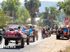 Milhares de pessoas fugiram da fronteira disputada após confrontos mortais e ataques aéreos