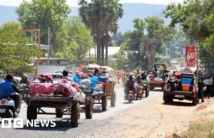 Milhares de pessoas fugiram da fronteira disputada após confrontos mortais e ataques aéreos