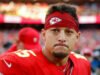 Patrick Mahomes perdeu outro defensor cego quando o LT Wanya Morris machucou uma ‘perna’ na estreia contra os Texans, deixando os Chiefs como terceira corda