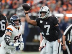 Raiders QB Geno Smith aparentemente fora do início da derrota para o Broncos com lesões nas mãos e ombros