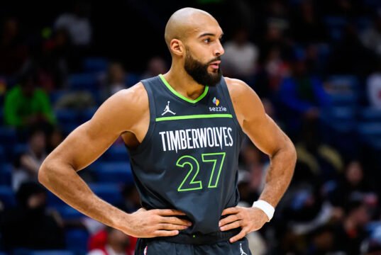 Rudy Gobert, dos Timberwolves, está de fora depois de perfurar Mark Williams com uma enterrada no meio do antebraço na derrota para o Suns.