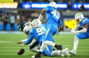 Jalen Hurts virou a bola duas vezes no jogo 1 da noite de 5 reviravoltas na derrota para o Chargers